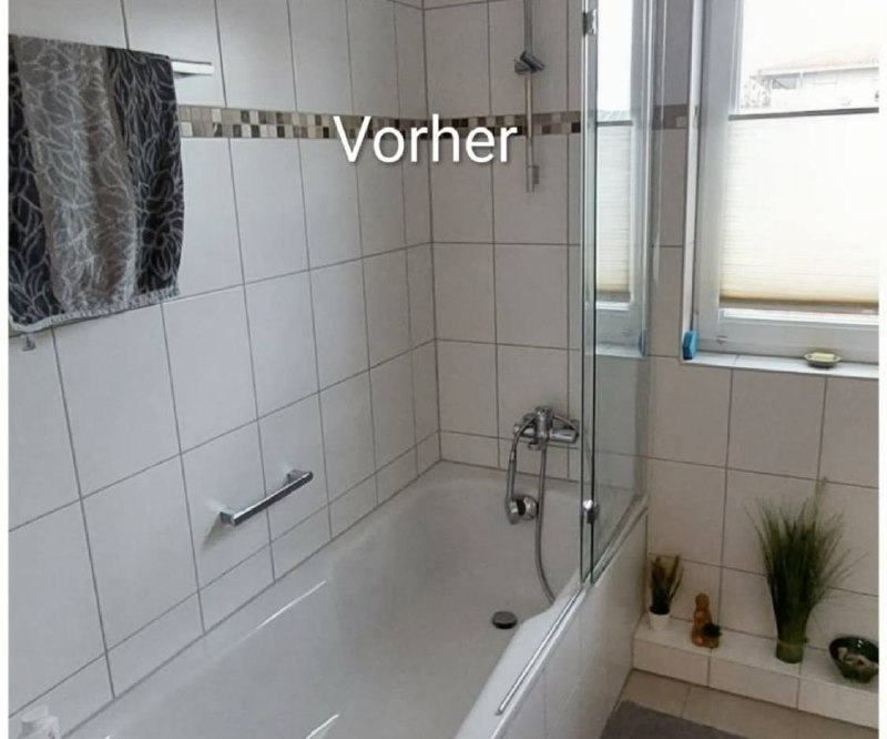 Dasselbe Bad vorher: alte Wanne mit Duschabtrennung und kleinformatigen weißen Fliesen