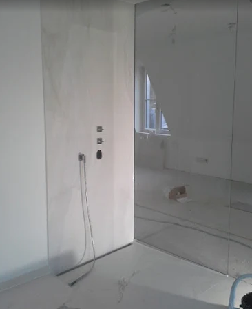 Bodengleiche Dusche in Marmoroptik mit Glaswand und Unterputz-Armatur